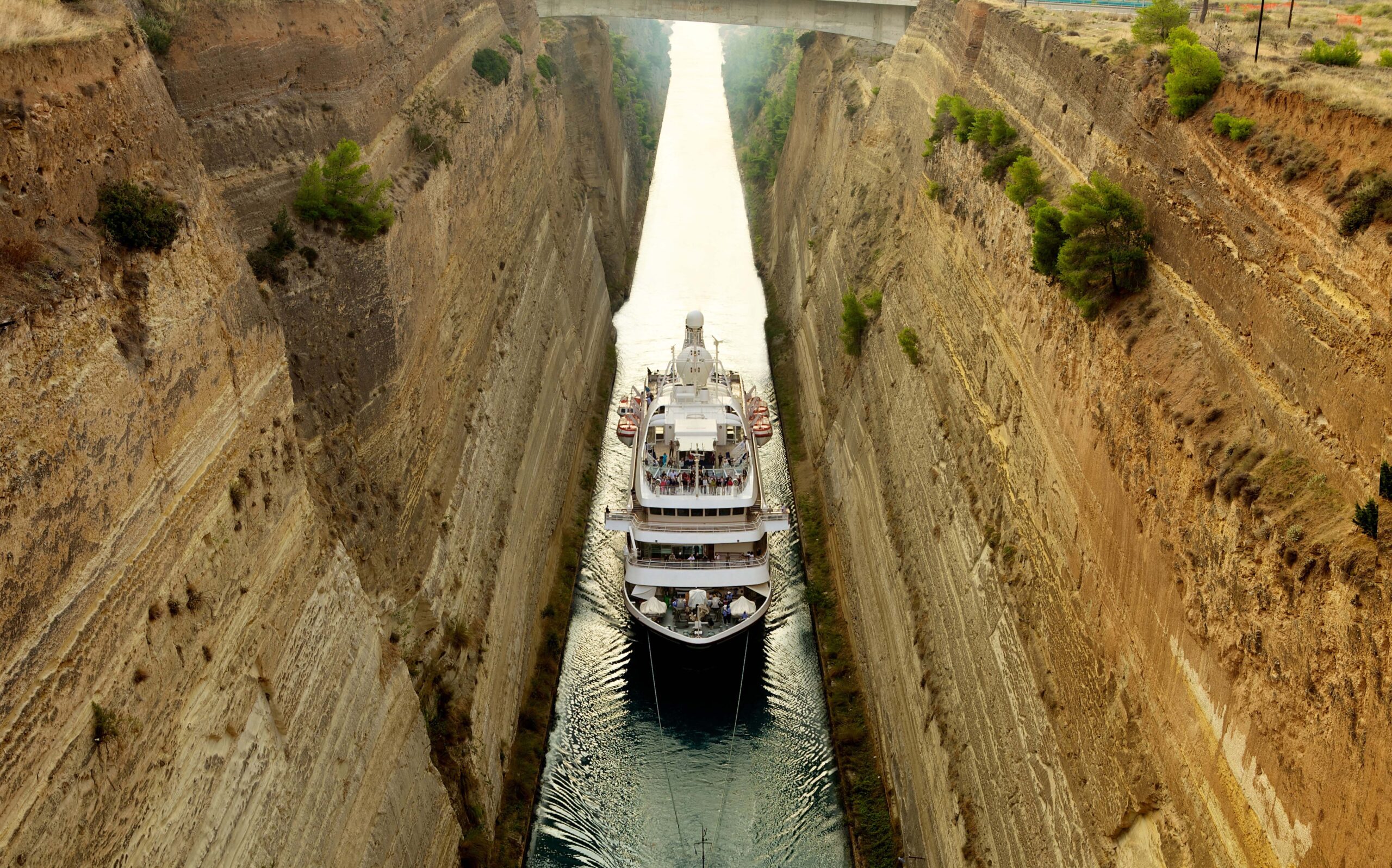 yachts-corinth-canal